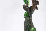Luminária de bronze patinado representando figu... - Luminária de bronze patinado representando figura feminina, detalhes com cachos de uvas e folhas de vidro verde, manga de vidro fosco.