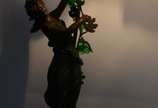 Luminária de bronze patinado representando figu... - Luminária de bronze patinado representando figura feminina, detalhes com cachos de uvas e folhas de vidro verde, manga de vidro fosco.