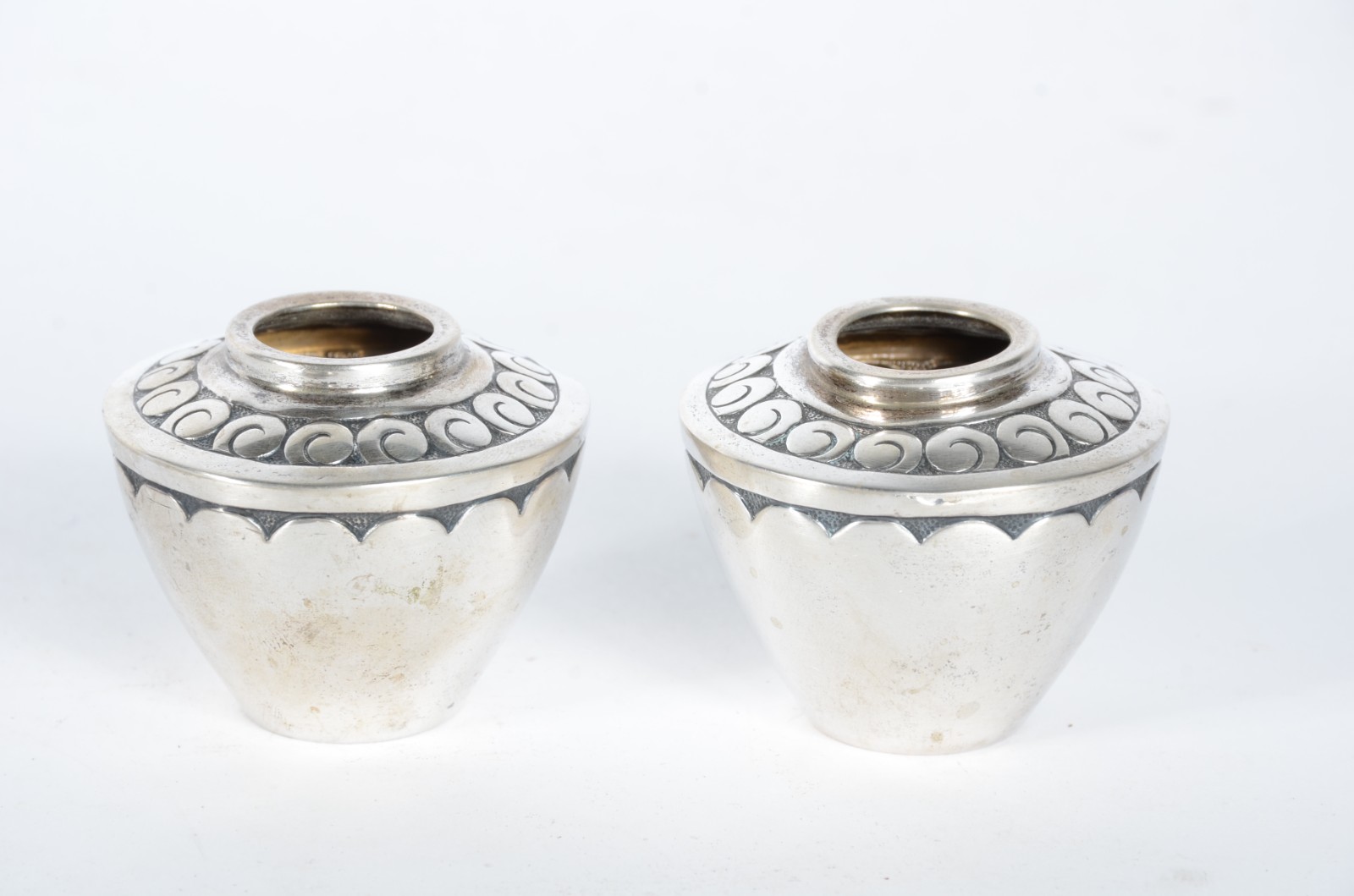 Diversas peças de prata, sendo: coador para chá; par de vasos Reis... - foto 2 de 8