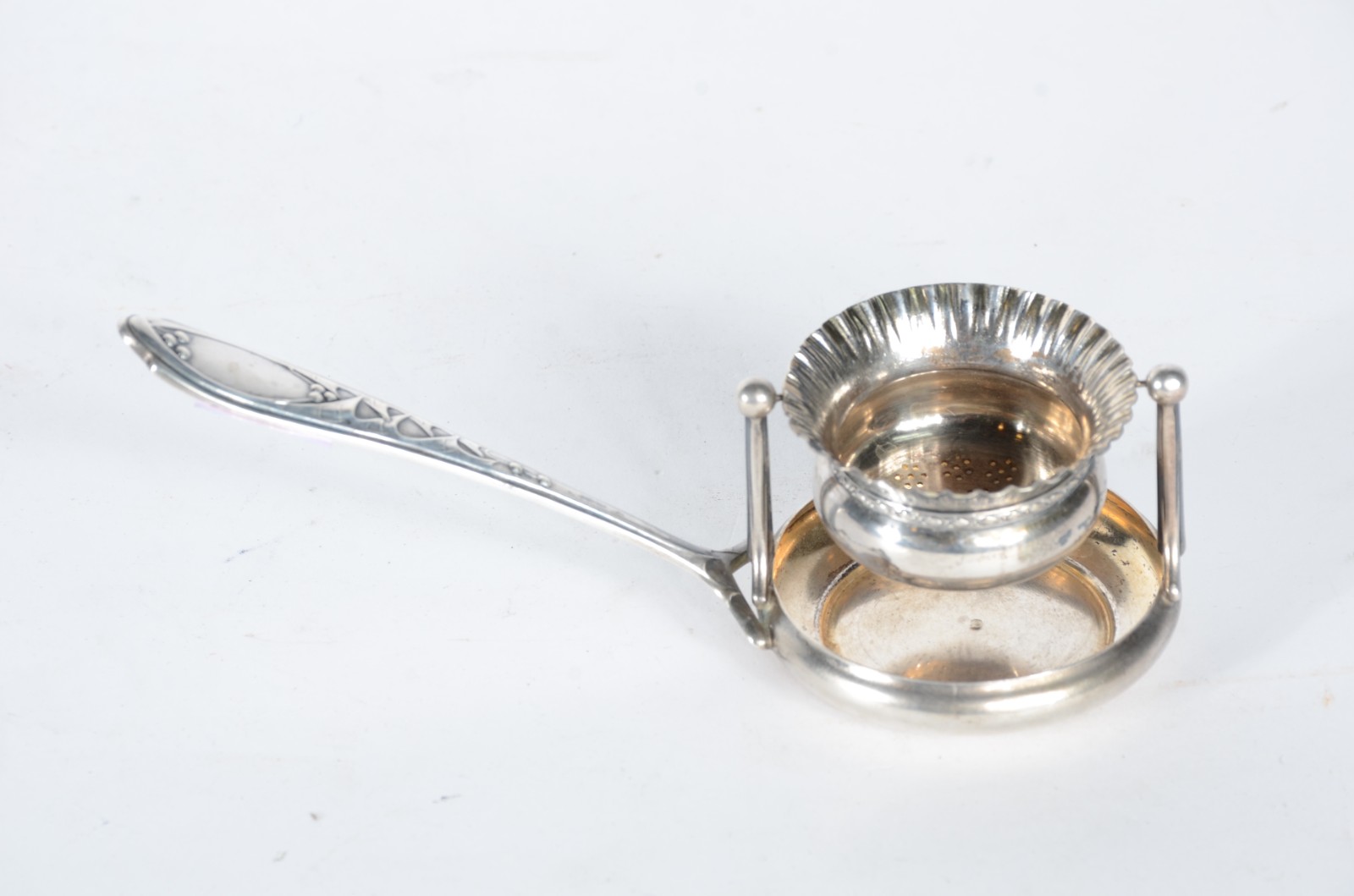 Diversas peças de prata, sendo: coador para chá; par de vasos Reis... - foto 4 de 8