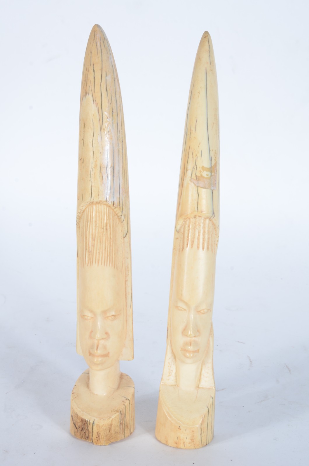 Duas cabeças de marfim africano. - foto 1 de 5