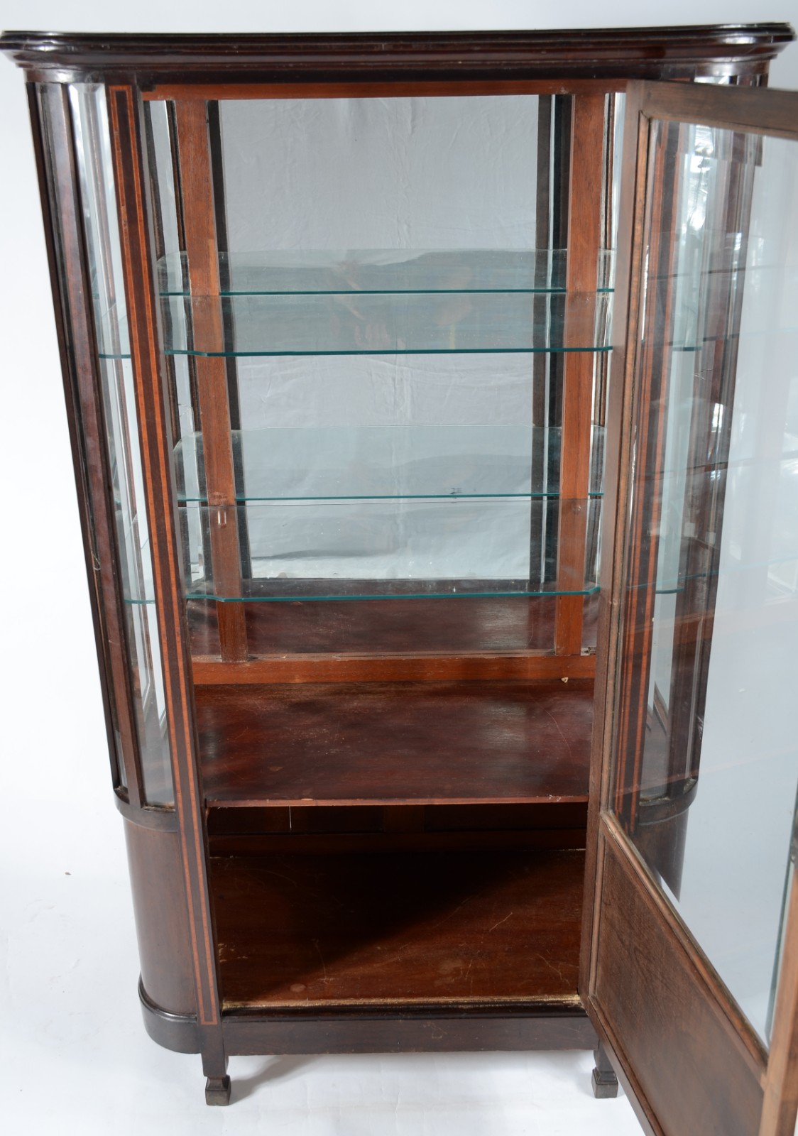 Vitrine de madeira nobre, portas de cristal bisotado, fundo espelhado... - foto 3 de 7