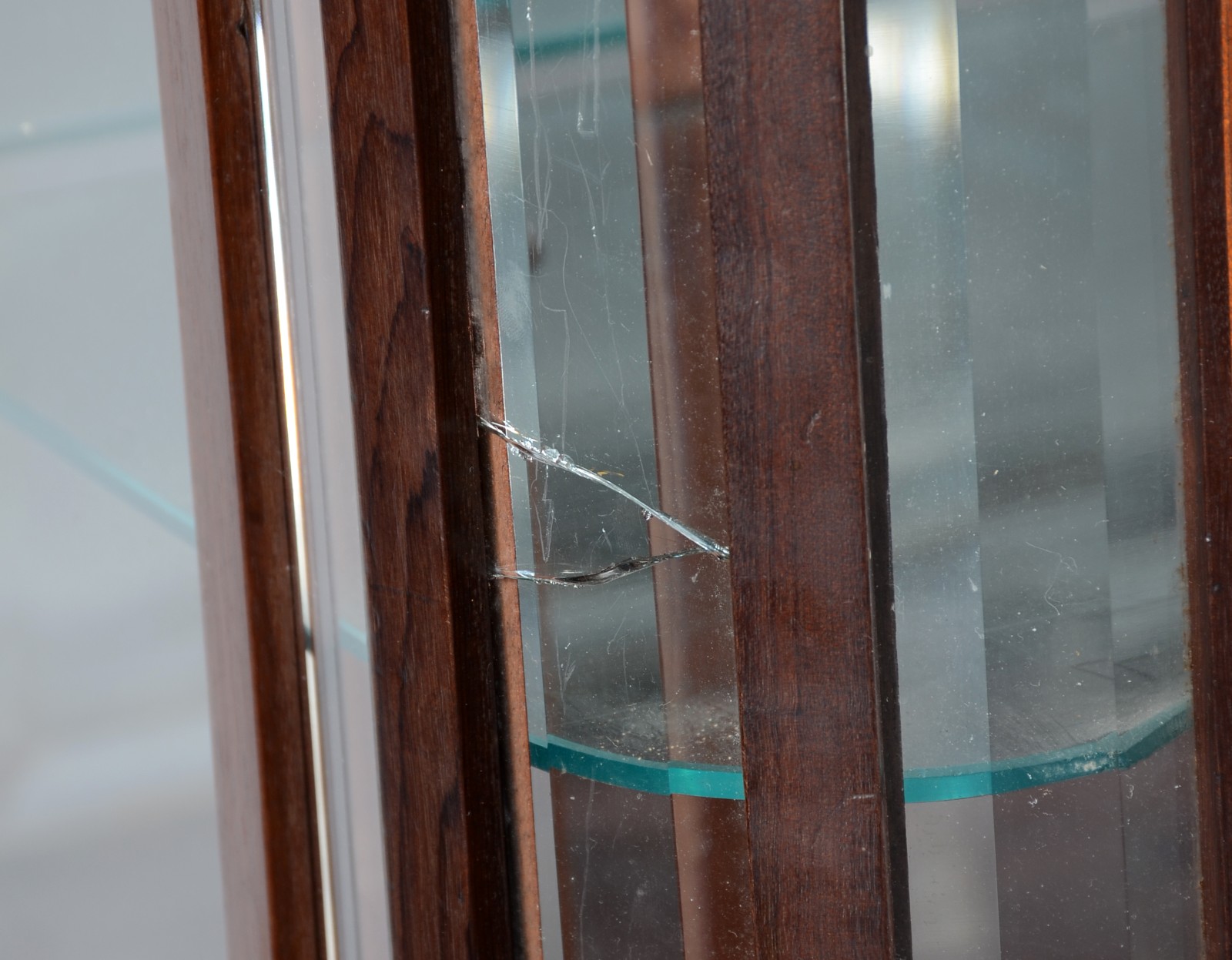 Vitrine de madeira nobre, portas de cristal bisotado, fundo espelhado... - foto 4 de 7