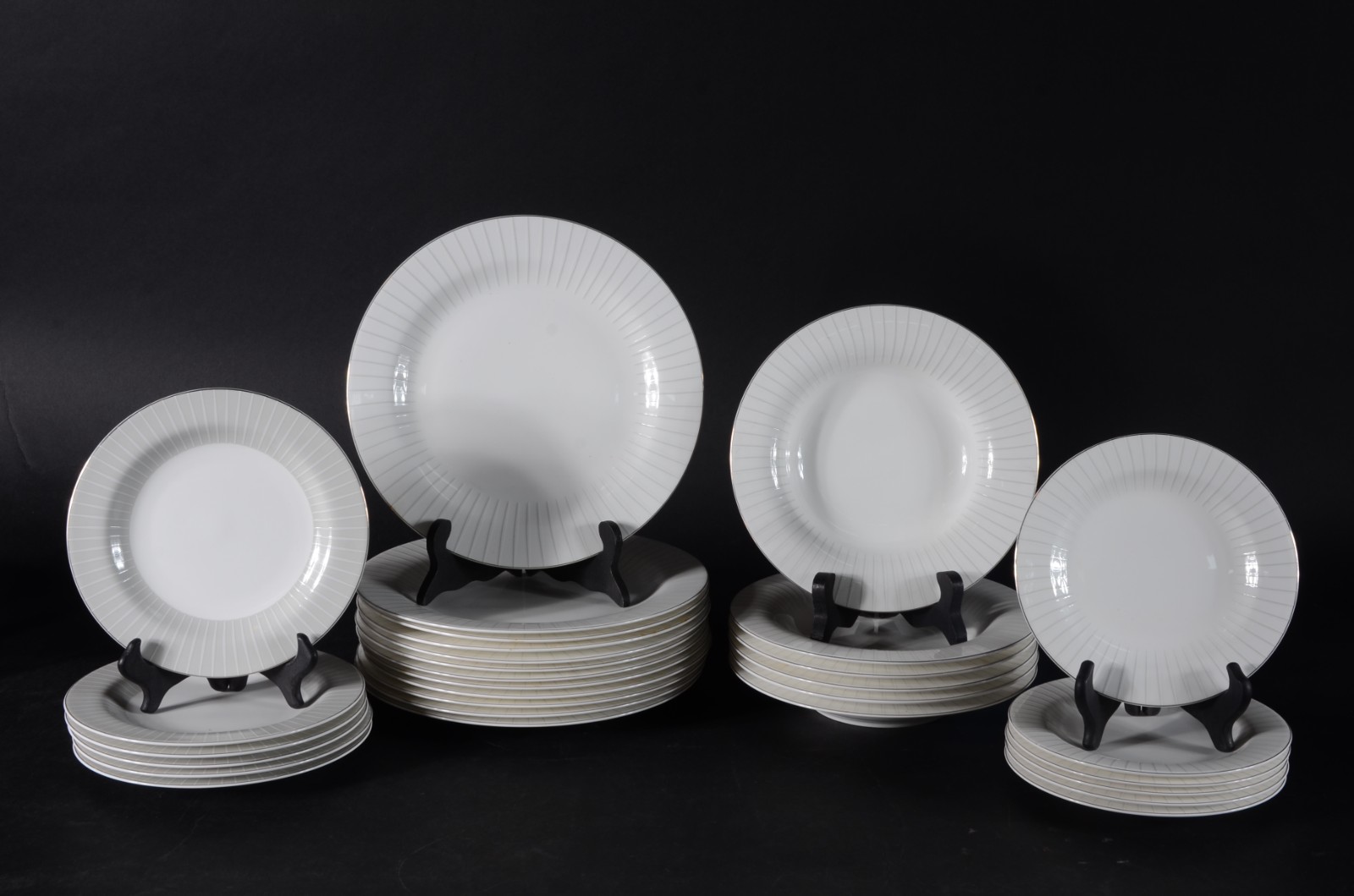 Aparelho de jantar de porcelana Bone Chine, composto de: 12 pratos... - foto 1 de 3