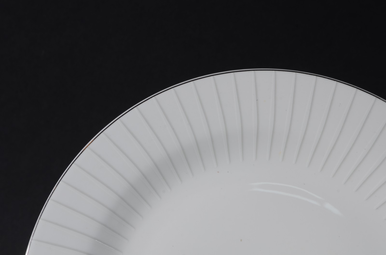 Aparelho de jantar de porcelana Bone Chine, composto de: 12 pratos... - foto 2 de 3