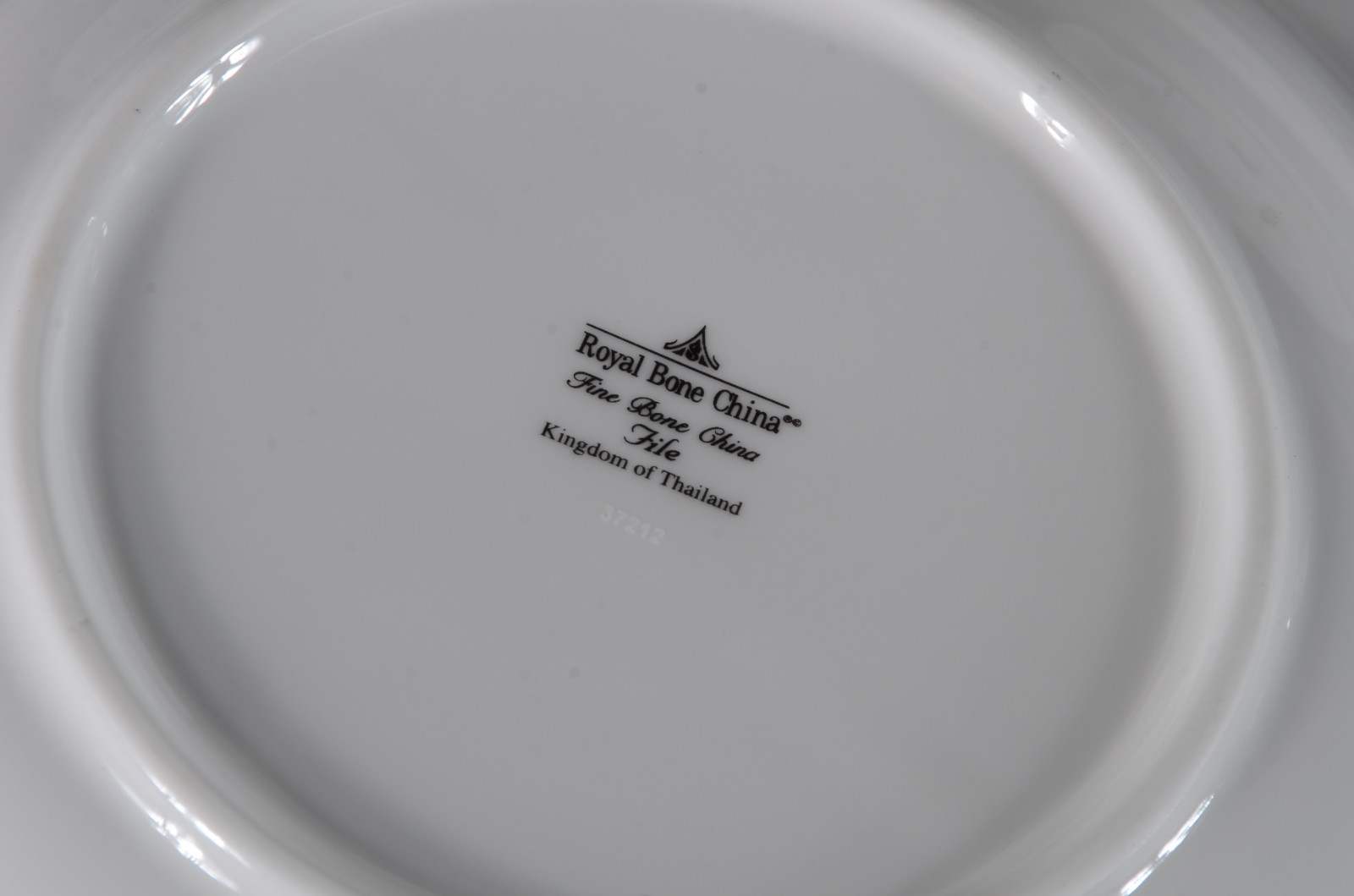 Aparelho de jantar de porcelana Bone Chine, composto de: 12 pratos... - foto 3 de 3