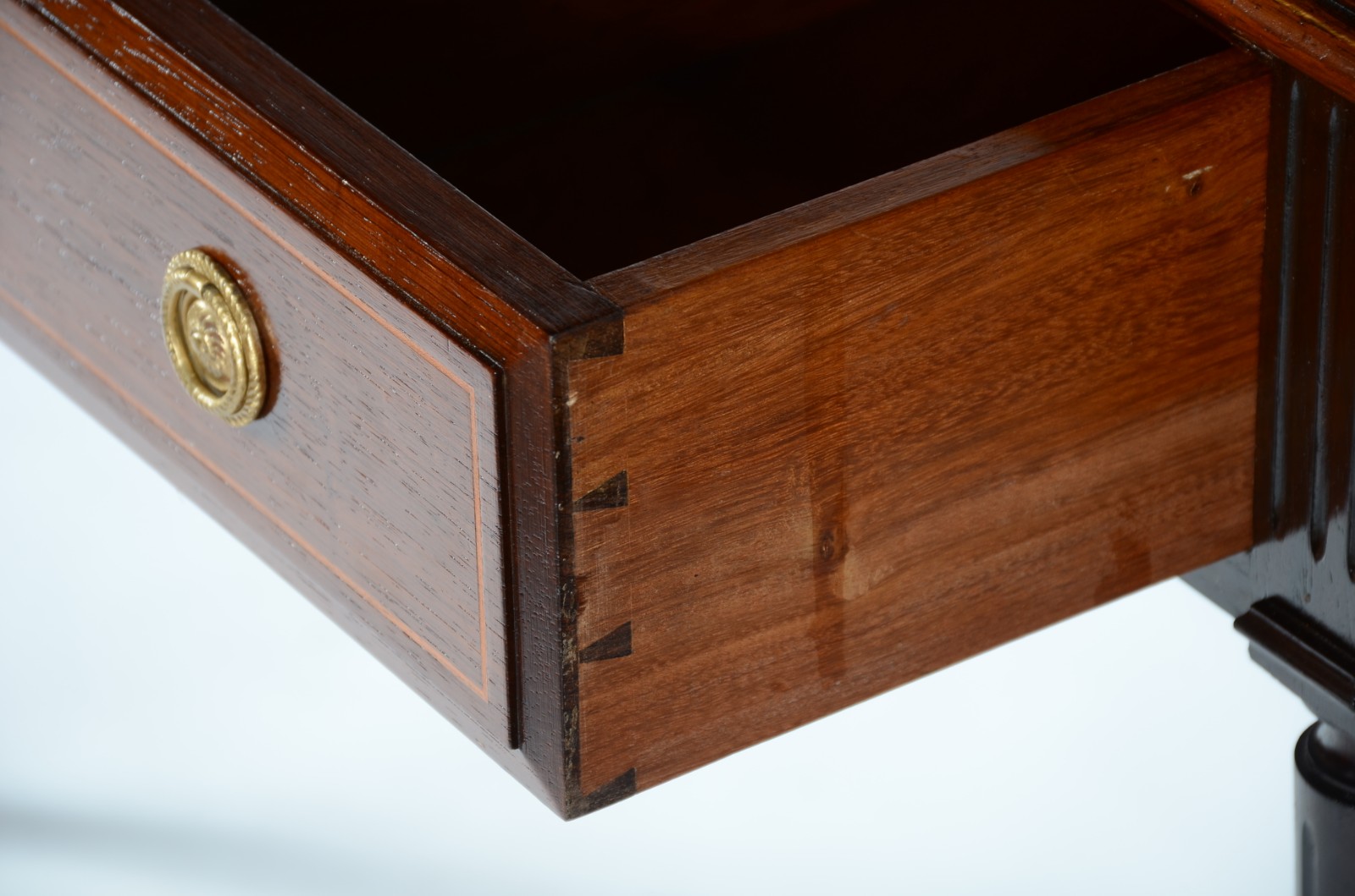 Mesa para escritório de madeira nobre, estilo ingles, três gavetas e... - foto 6 de 6