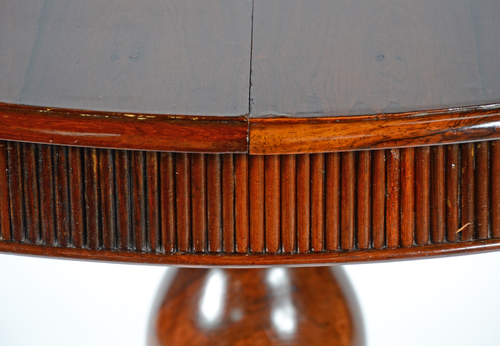 Mesa de madeira nobre no feitio redondo com tábua extensora (0,30 cm... - foto 6 de 6
