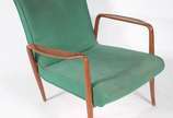 Joaquim Tenreiro (1906-1992),  - Cadeira com braços de madeira nobre, estofamento forrado com tecido na cor verde. Um dos braços com "encaixe" quebrado, precisando de restauro. Tecido