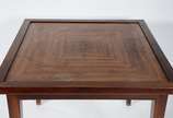 Mesa para jogo de madeira nobre, pés retos, tam... - Mesa para jogo de madeira nobre, pés retos, tampo reversível. Desgastes no feltro verde.