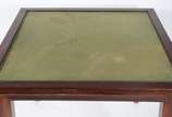 Mesa para jogo de madeira nobre, pés retos, tam... - Mesa para jogo de madeira nobre, pés retos, tampo reversível. Desgastes no feltro verde.