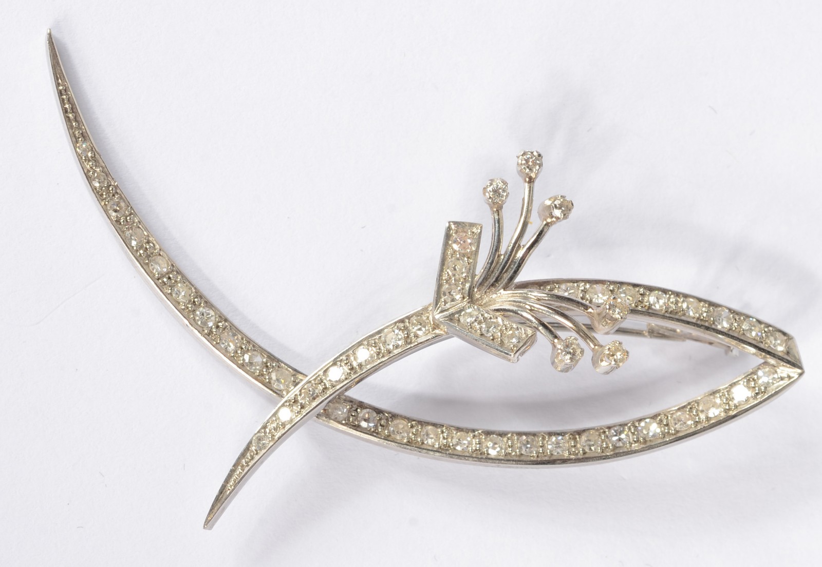 Broche de platina na forma de ramo de flores com brilhantes. (Por... - foto 1 de 4