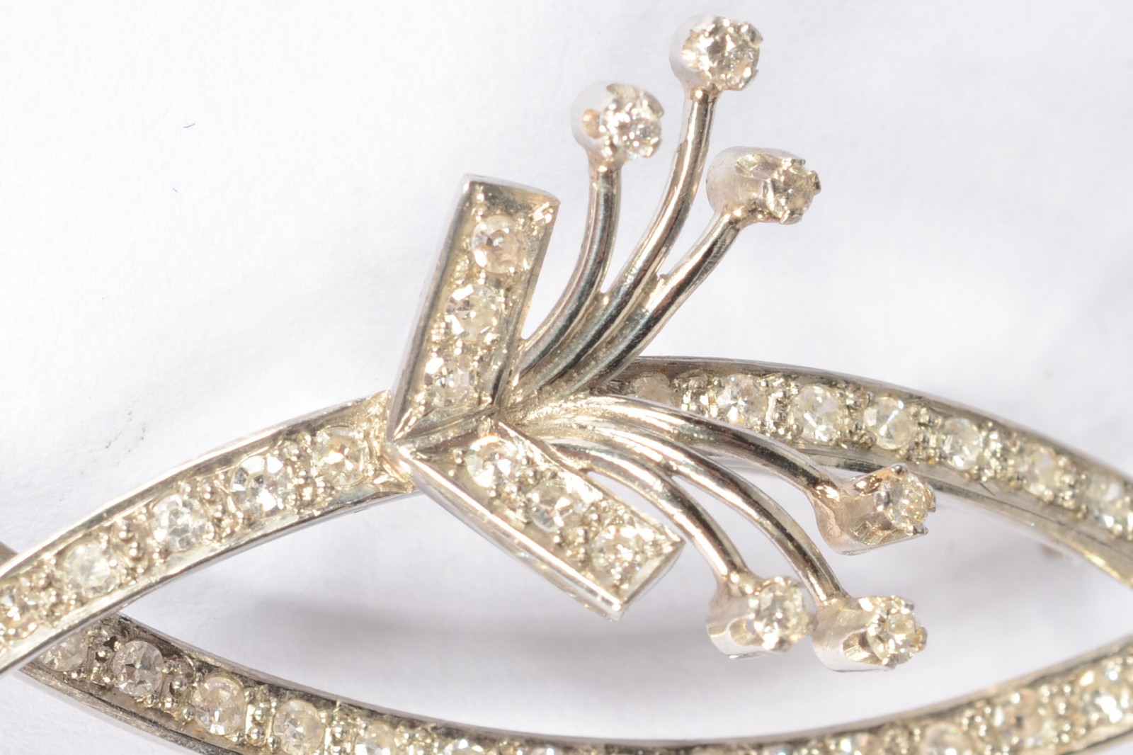 Broche de platina na forma de ramo de flores com brilhantes. (Por... - foto 2 de 4