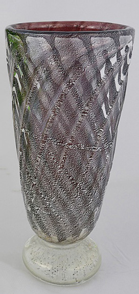 Vaso de murano na cor uva com pó de prata. Altura 30,5 cm.