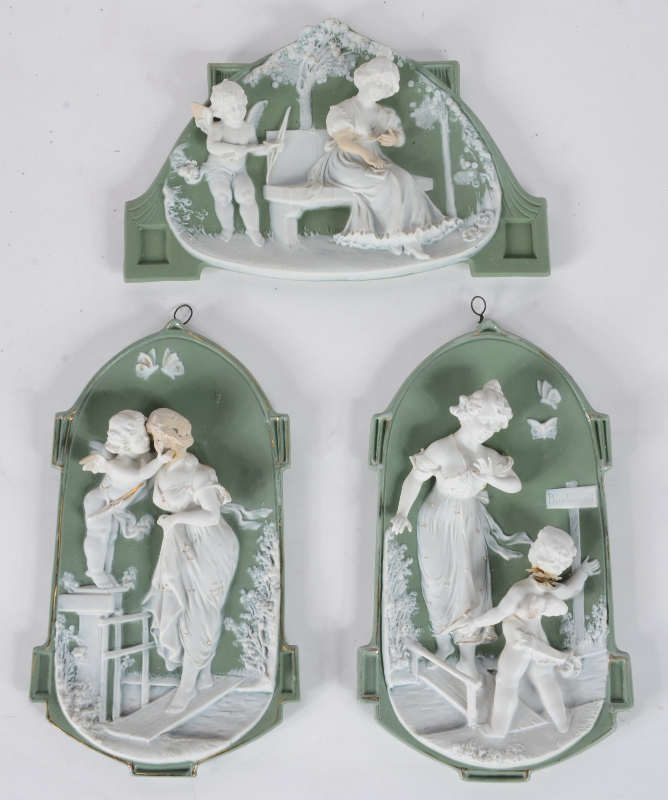 Tres placas de biscuit Wedgwood verde e branca. Defeitos - pescoços... - foto 1 de 10