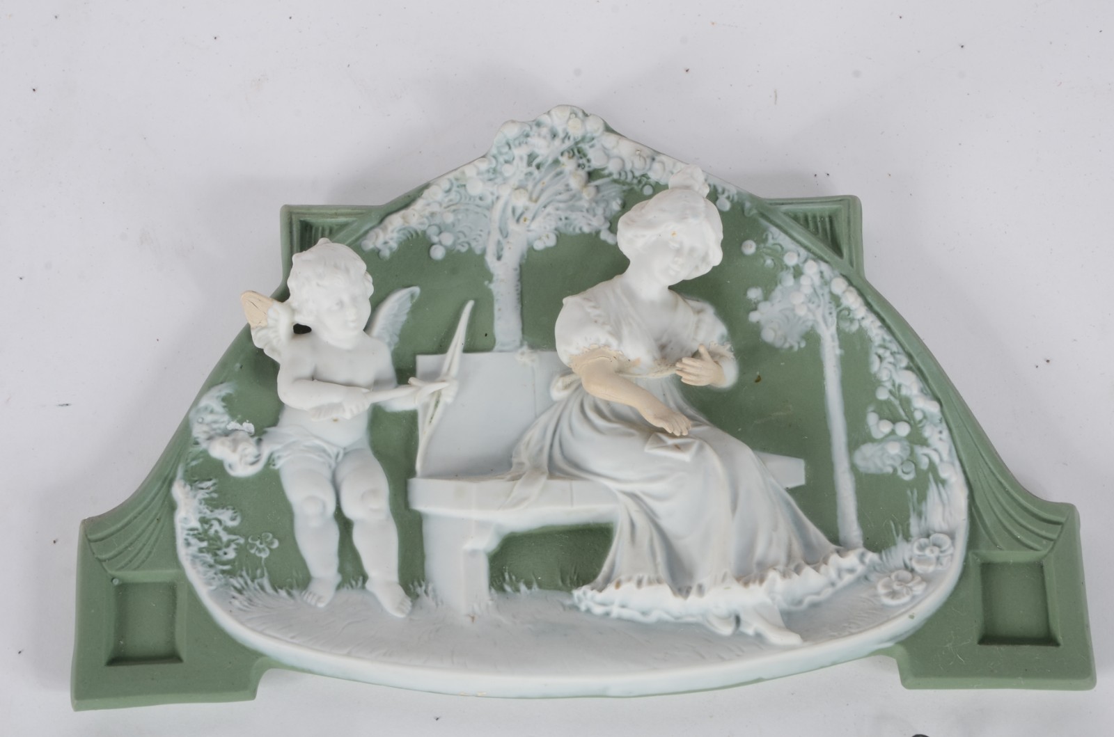 Tres placas de biscuit Wedgwood verde e branca. Defeitos - pescoços... - foto 4 de 10