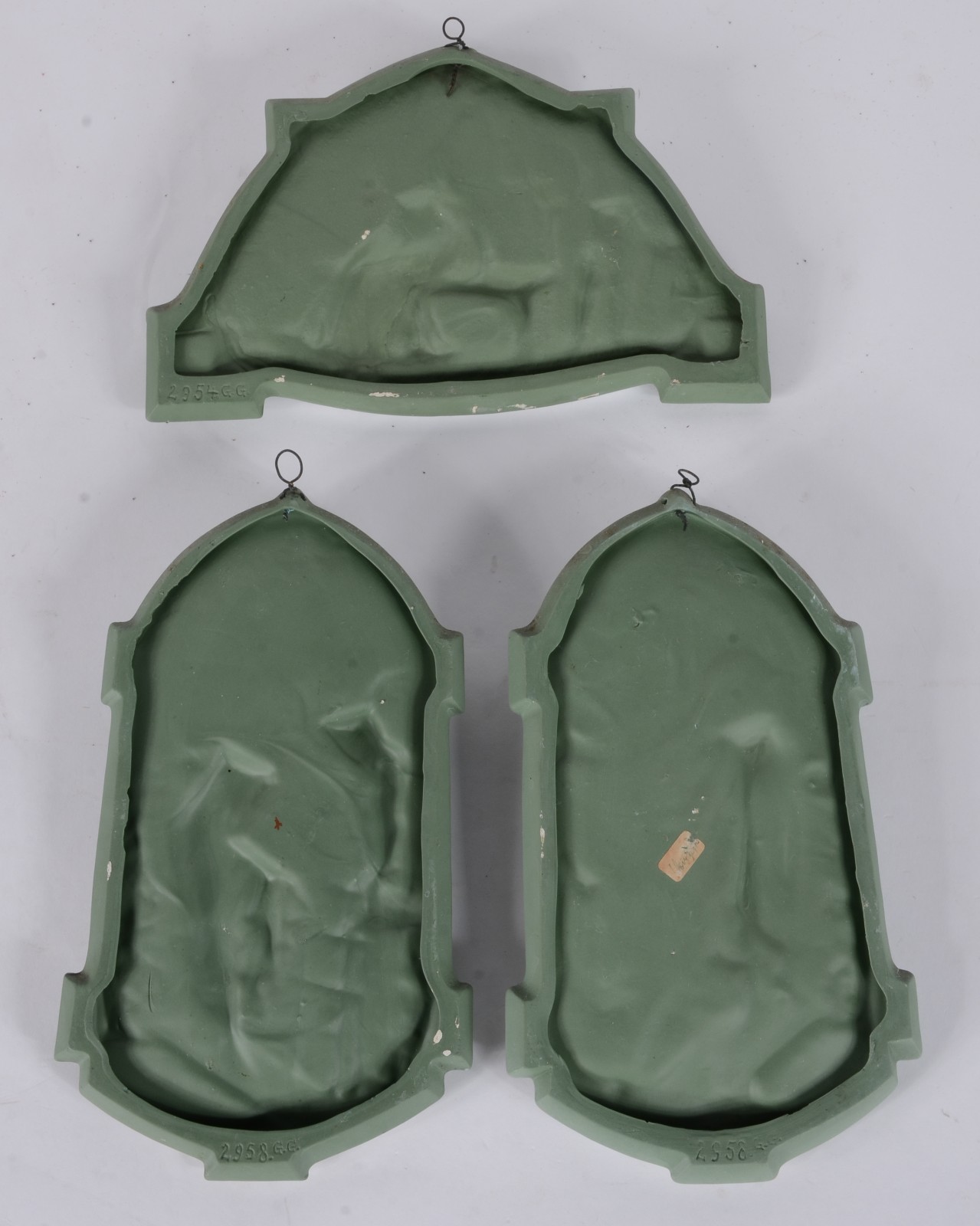 Tres placas de biscuit Wedgwood verde e branca. Defeitos - pescoços... - foto 10 de 10