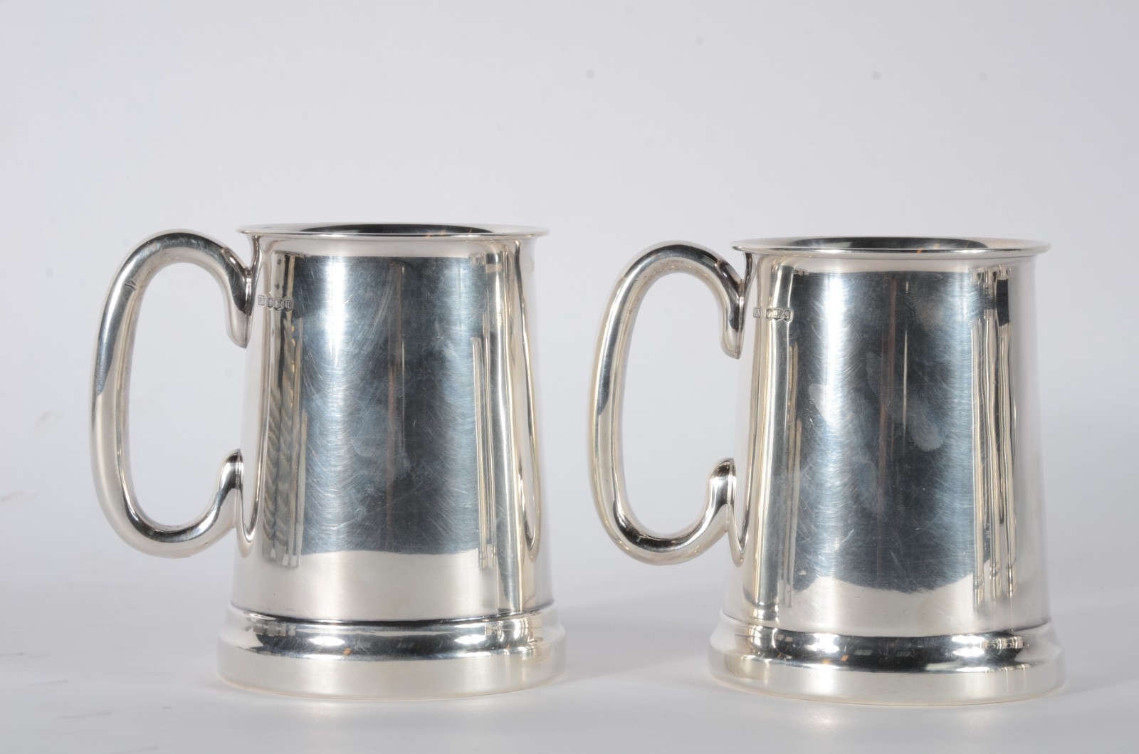 Par de tankards de prata inglesa contrastada, fundo de vidro. Peso... - foto 1 de 9