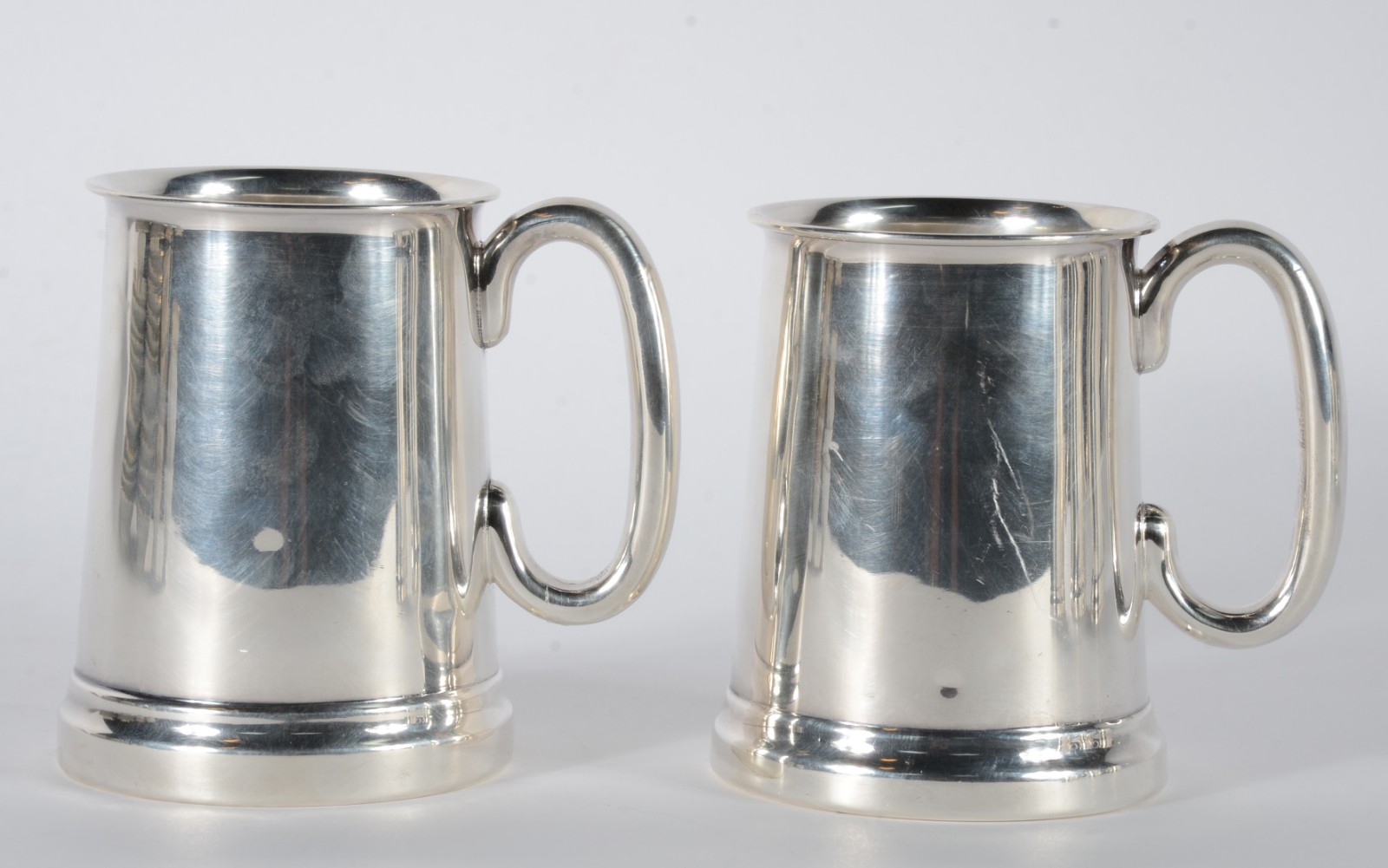 Par de tankards de prata inglesa contrastada, fundo de vidro. Peso... - foto 2 de 9