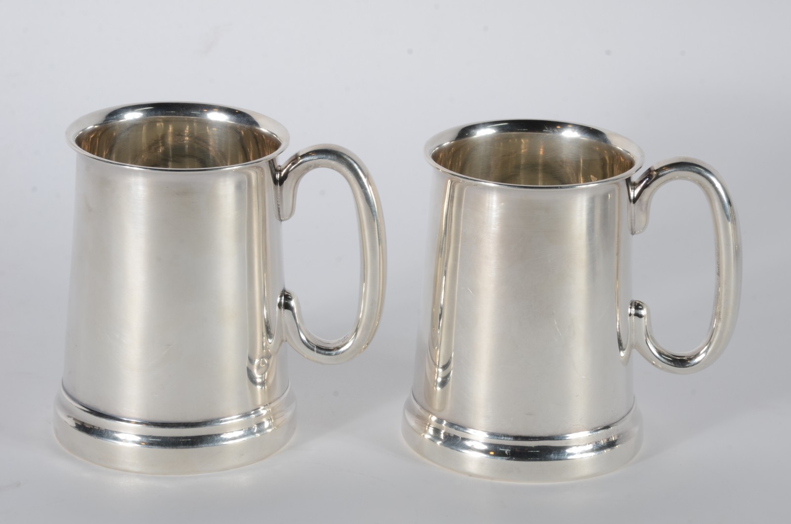 Par de tankards de prata inglesa contrastada, fundo de vidro. Peso... - foto 3 de 9
