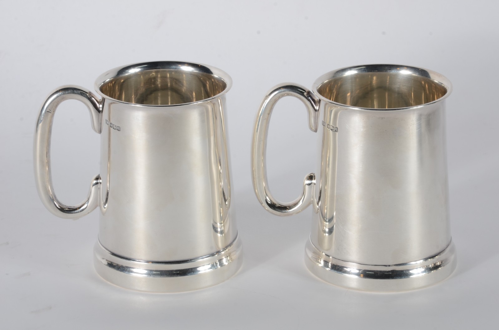 Par de tankards de prata inglesa contrastada, fundo de vidro. Peso... - foto 4 de 9