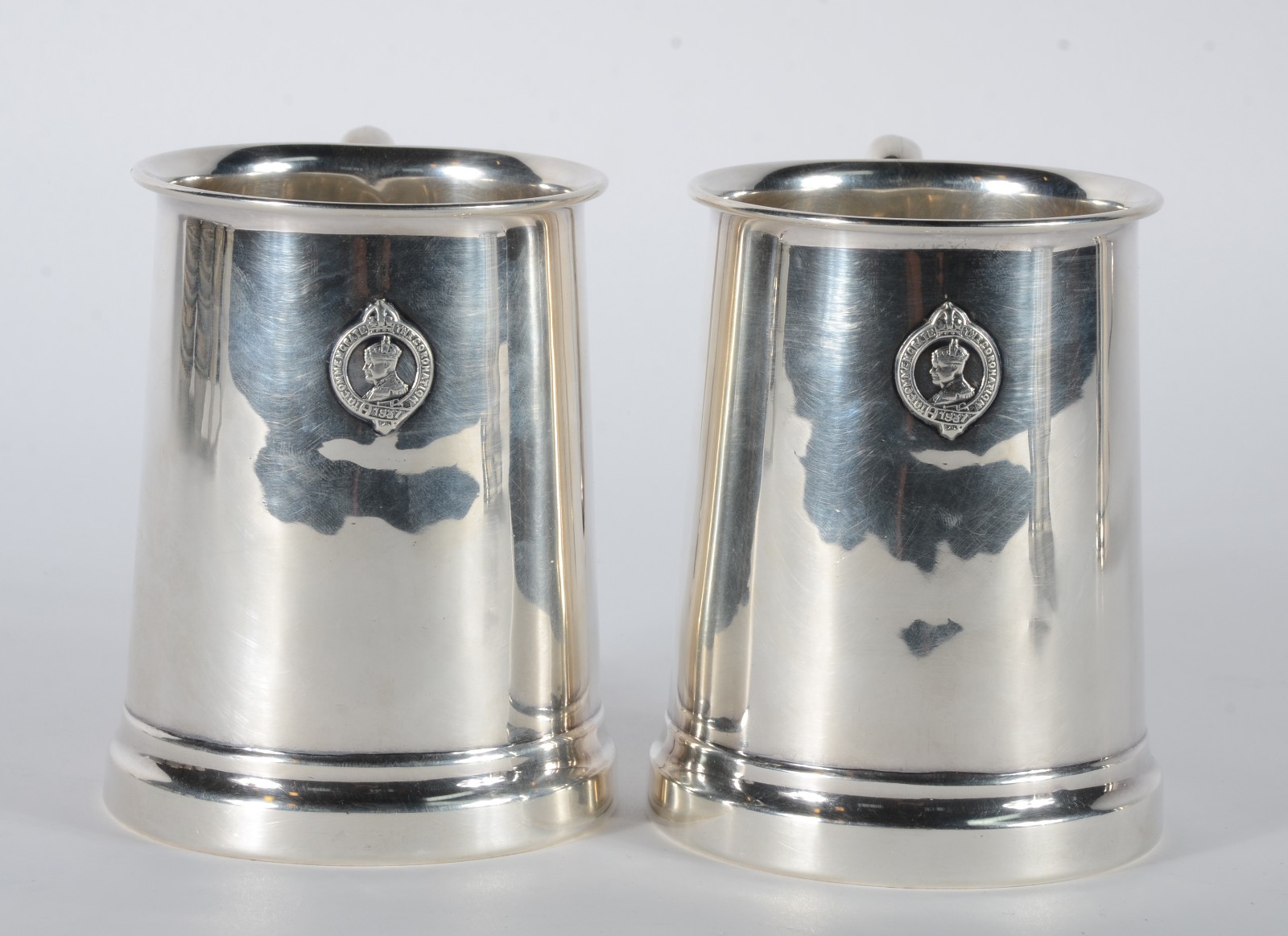 Par de tankards de prata inglesa contrastada, fundo de vidro. Peso... - foto 1 de 9