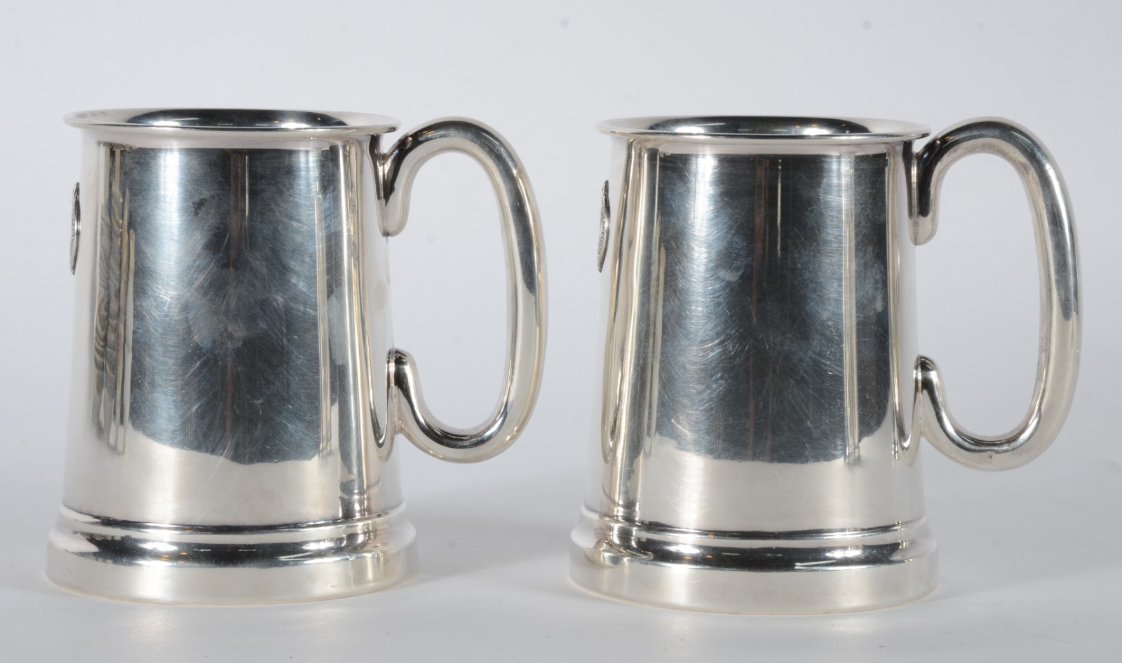 Par de tankards de prata inglesa contrastada, fundo de vidro. Peso... - foto 2 de 9