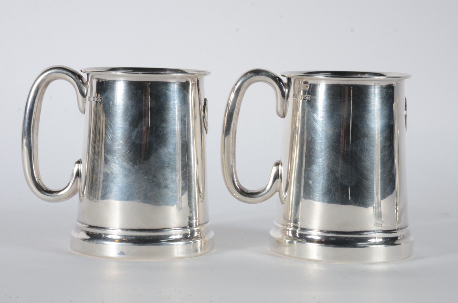 Par de tankards de prata inglesa contrastada, fundo de vidro. Peso... - foto 3 de 9