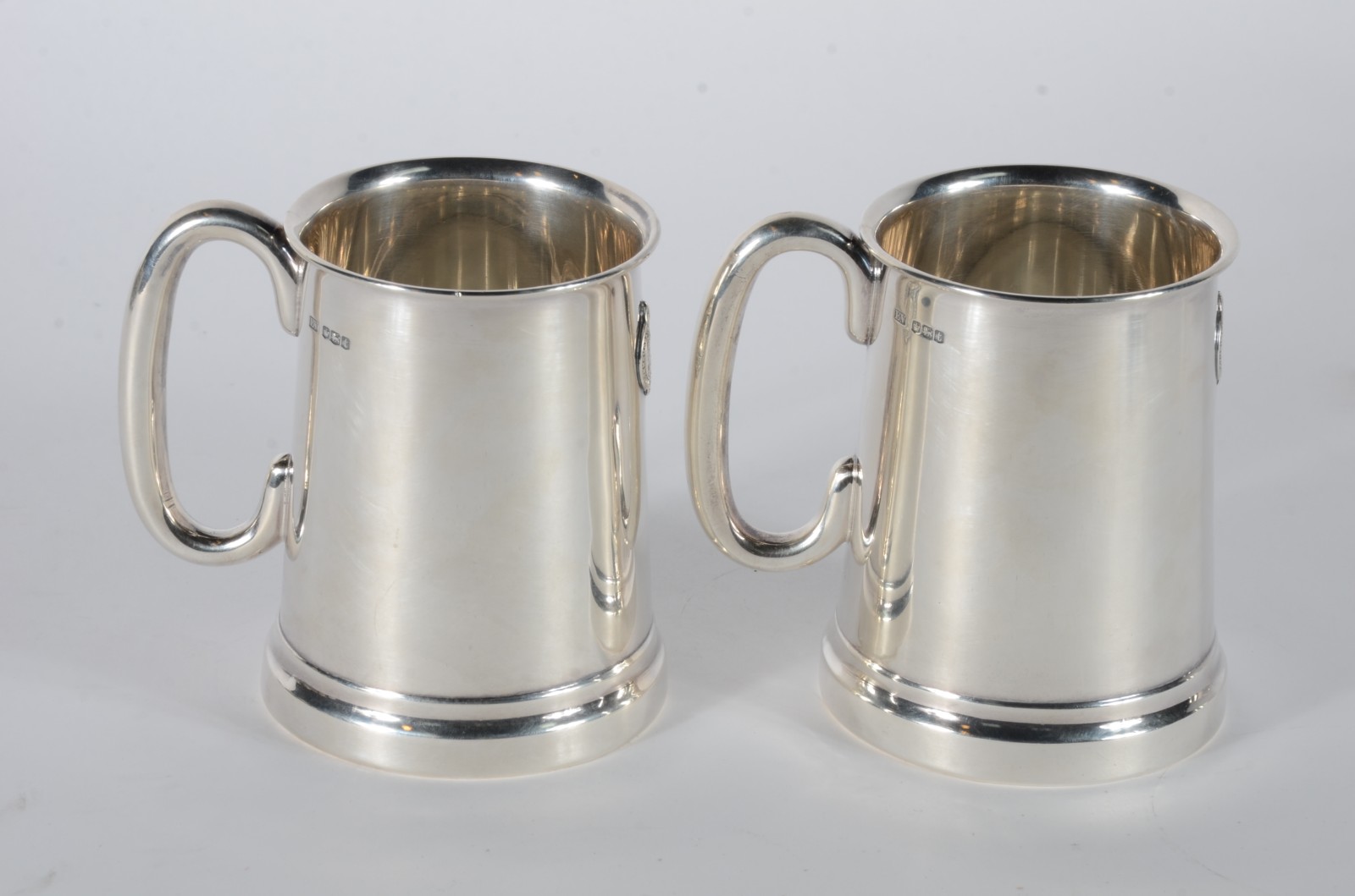 Par de tankards de prata inglesa contrastada, fundo de vidro. Peso... - foto 4 de 9