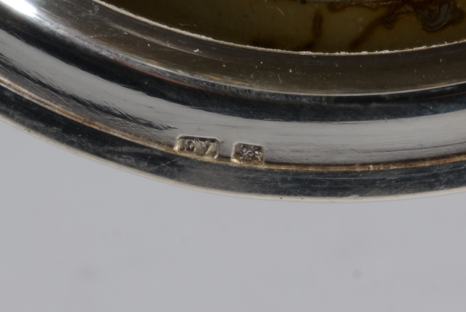 Par de tankards de prata inglesa contrastada, fundo de vidro. Peso... - foto 8 de 9