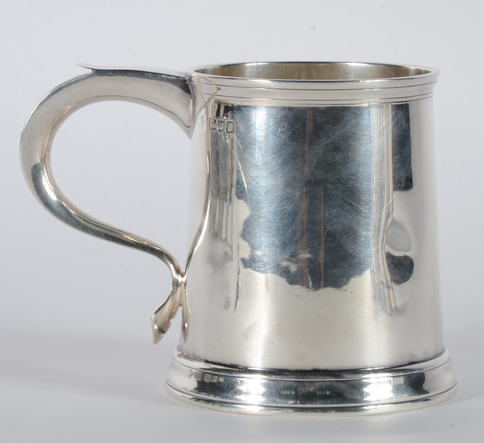 Tankard de prata inglesa contrastada, fundo de vidro. Peso total com... - foto 1 de 4