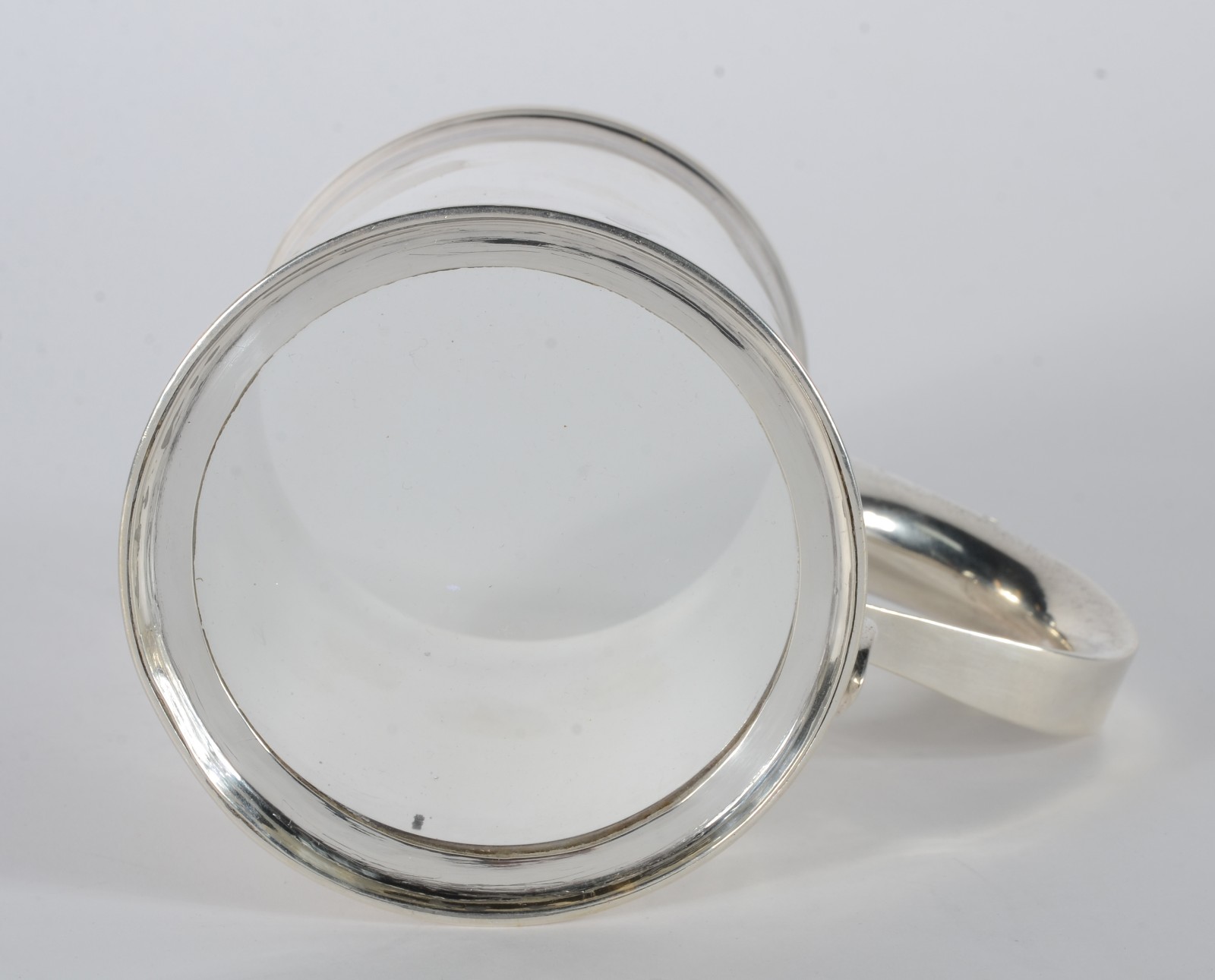 Tankard de prata inglesa contrastada, fundo de vidro. Peso total com... - foto 4 de 4