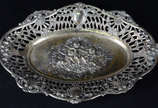   Salva oval de prata 800 mls alemã, centro dec... -   Salva oval de prata 800 mls alemã, centro decorado com anjos em relevo, borda com guirlandas vazadas e medalhões.
