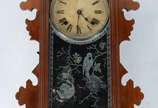 Ansonia Clock Company (1851-2006),  - Relógio de parede com caixa de madeira recortada, mostrador em algarismos romanos. Funcionando.