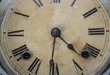 Ansonia Clock Company (1851-2006),  - Relógio de parede com caixa de madeira recortada, mostrador em algarismos romanos. Funcionando.