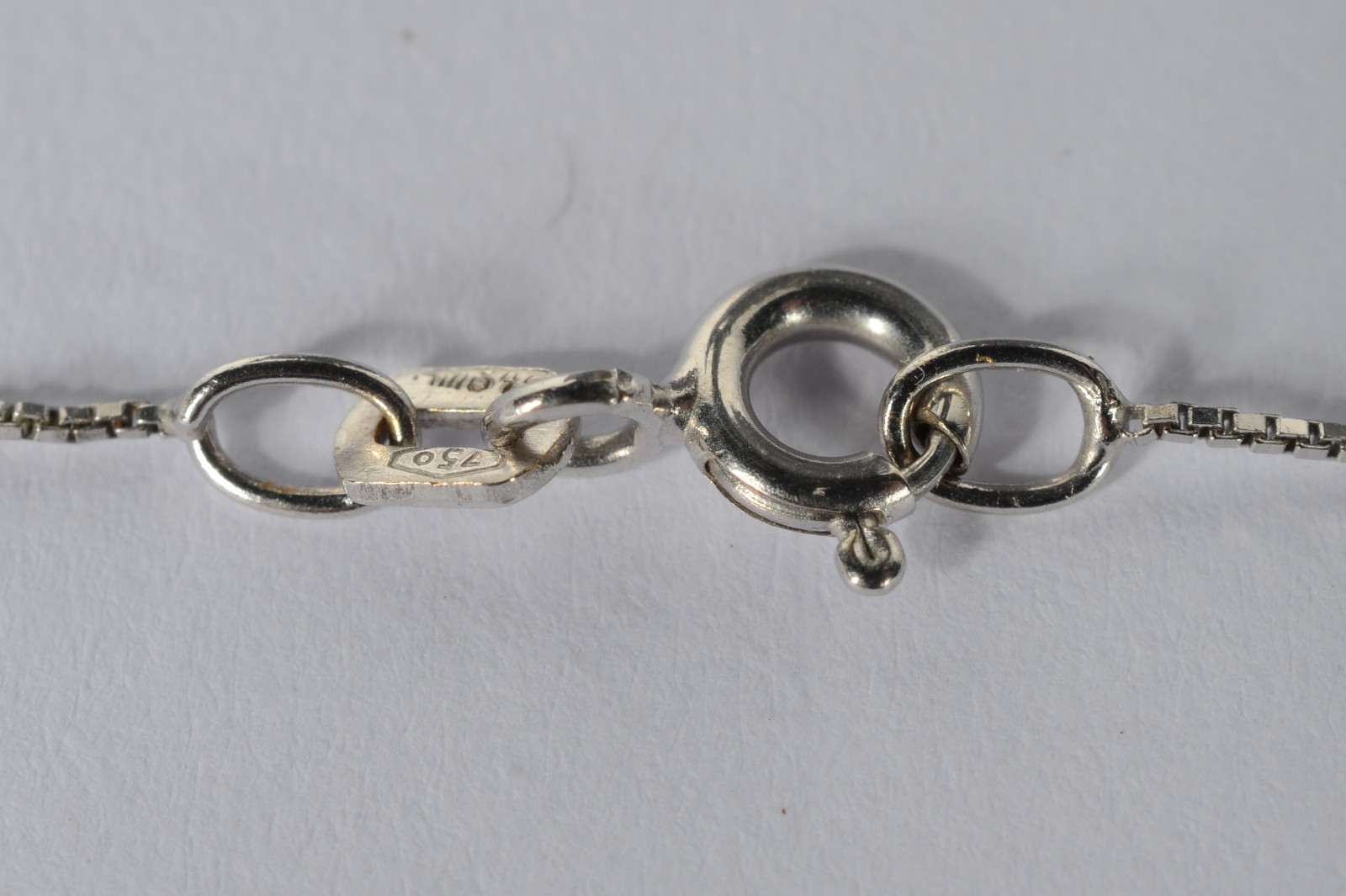 Colar de ouro branco com pendente de Nossa Senhora Aparecida... - foto 3 de 6