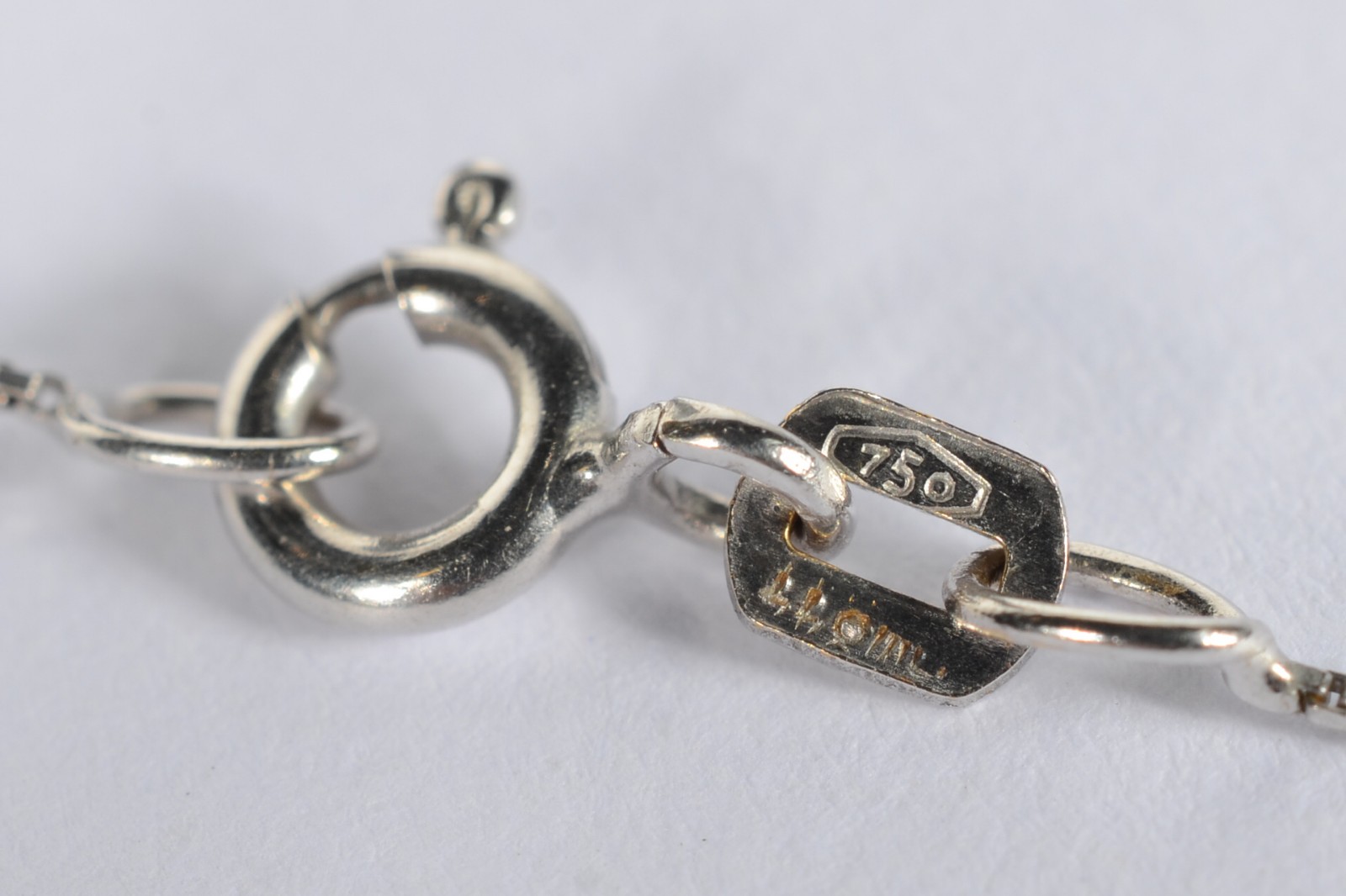 Colar de ouro branco com pendente de Nossa Senhora Aparecida... - foto 4 de 6