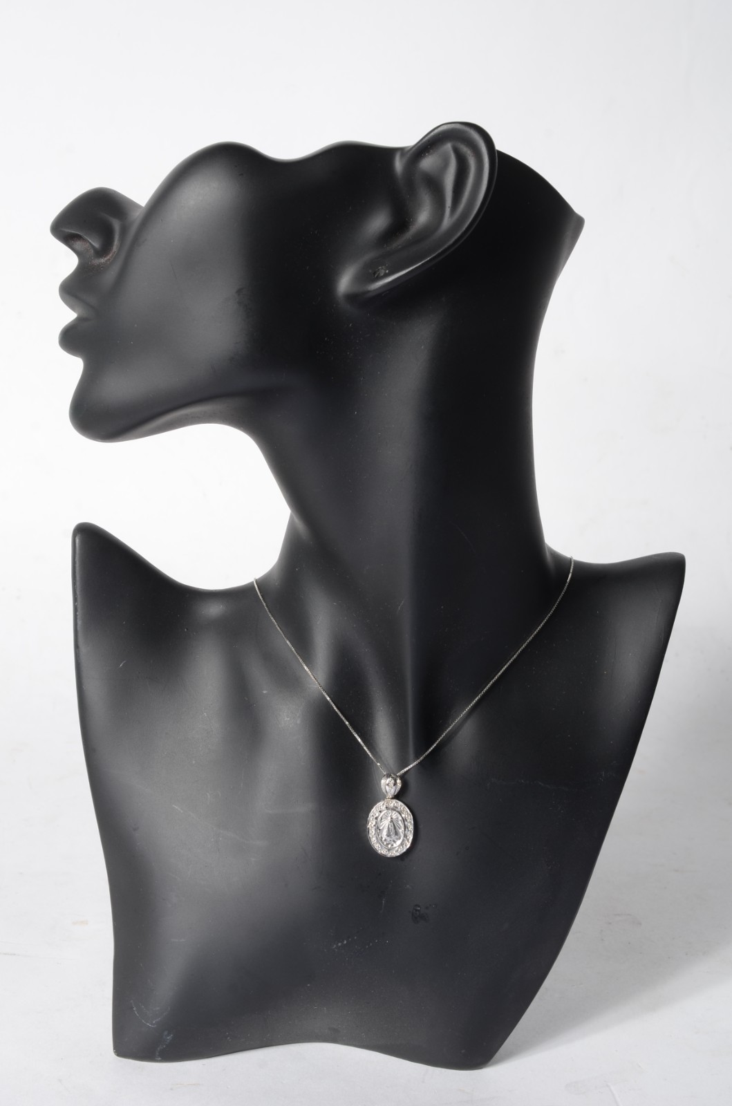 Colar de ouro branco com pendente de Nossa Senhora Aparecida... - foto 6 de 6