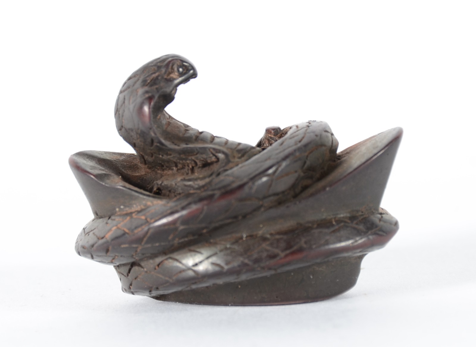 Pequena escultura de madeira representando cobra naja saindo do cesto. - foto 1 de 5