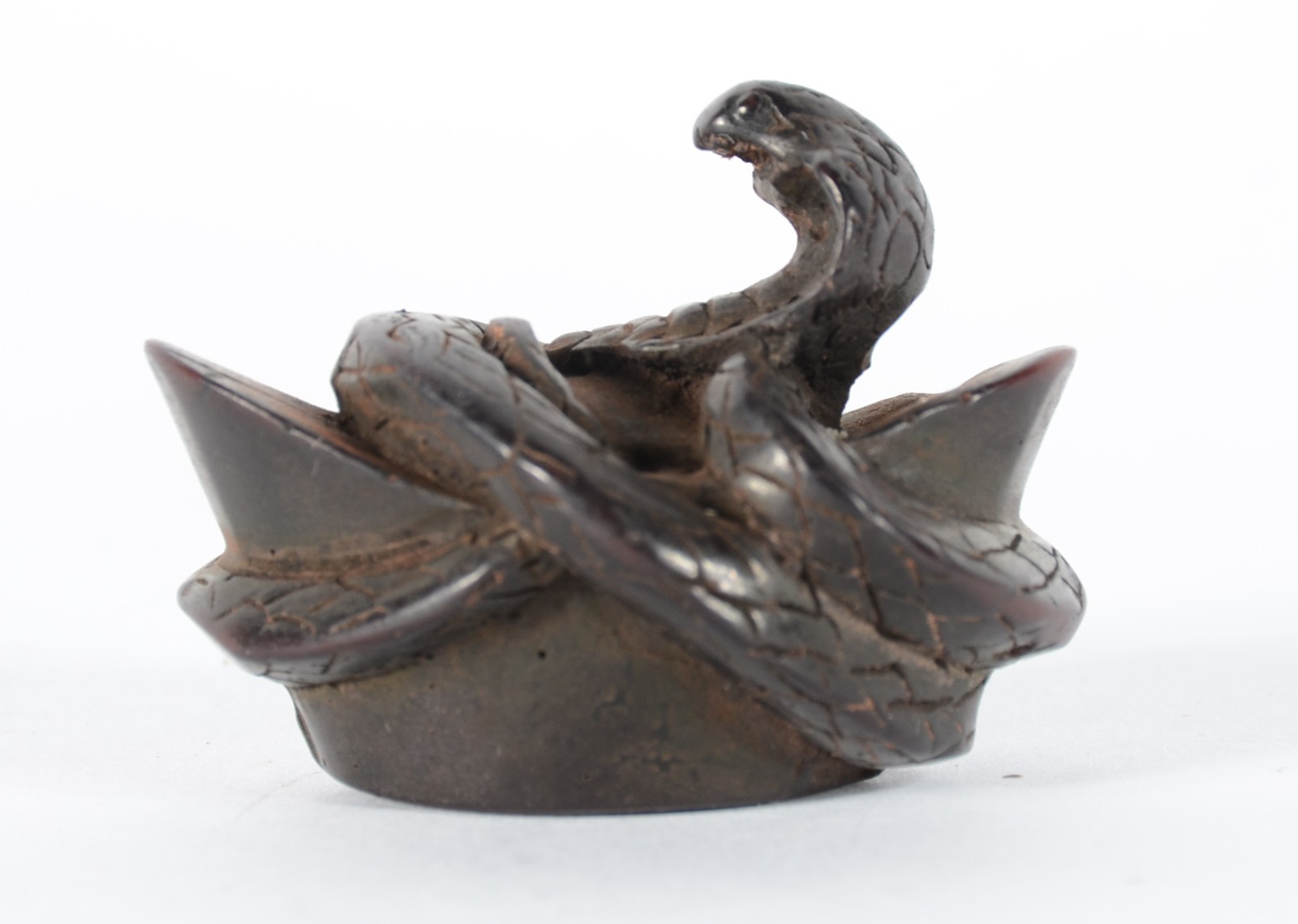 Pequena escultura de madeira representando cobra naja saindo do cesto. - foto 2 de 5