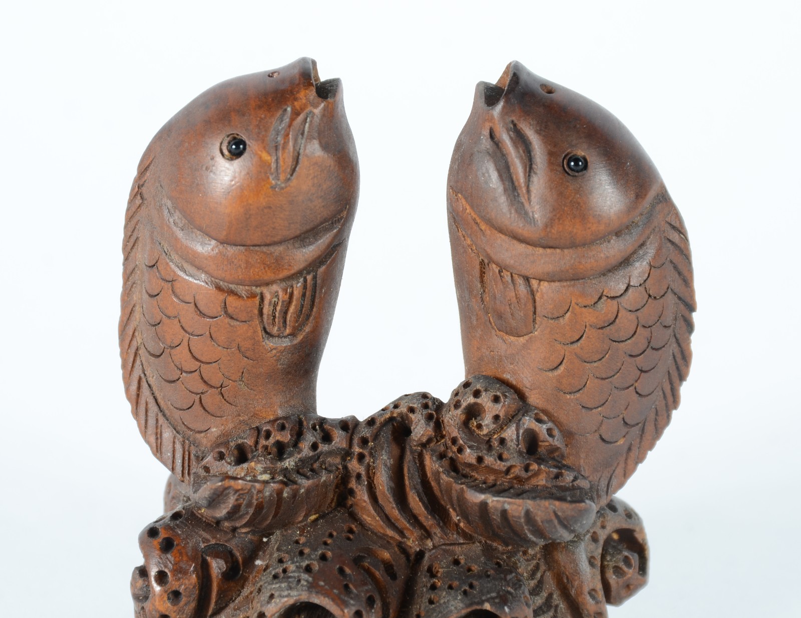 Netsuke de madeira representando peixes, assinado. - foto 2 de 6