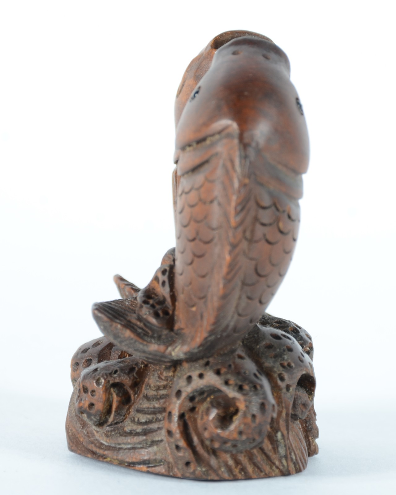 Netsuke de madeira representando peixes, assinado. - foto 3 de 6