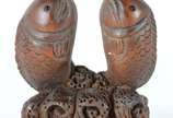 Netsuke de madeira representando peixes, assinado. - Netsuke de madeira representando peixes, assinado.