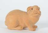 Netsuke de madeira representando coelho. - Netsuke de madeira representando coelho.