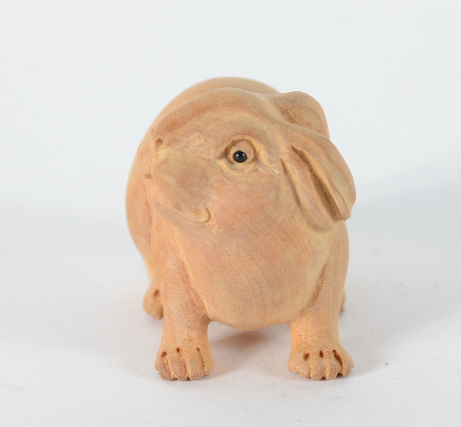 Netsuke de madeira representando coelho. - foto 3 de 6