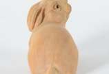 Netsuke de madeira representando coelho. - Netsuke de madeira representando coelho.