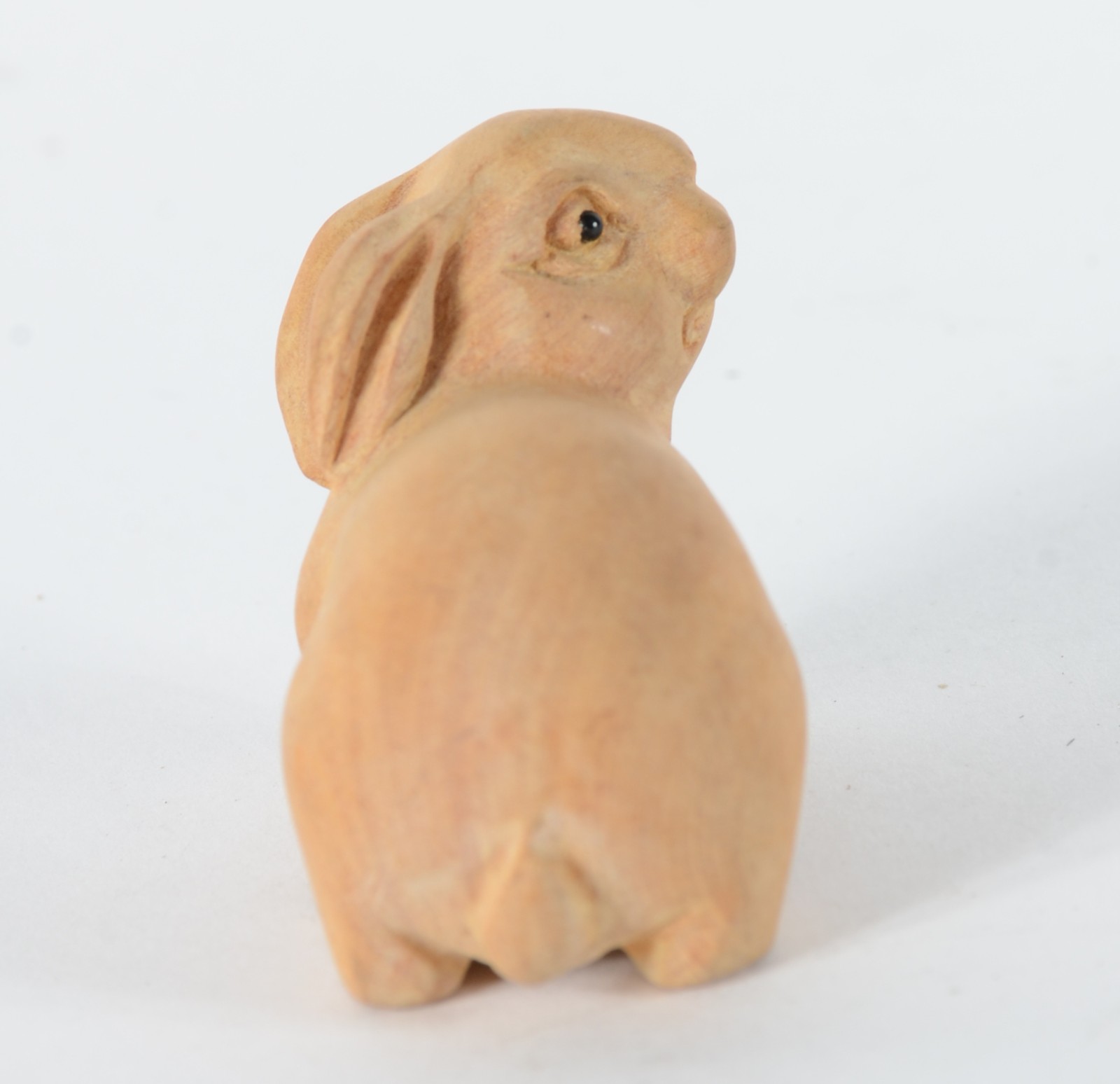 Netsuke de madeira representando coelho. - foto 4 de 6