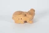Netsuke de madeira representando coelho. - Netsuke de madeira representando coelho.