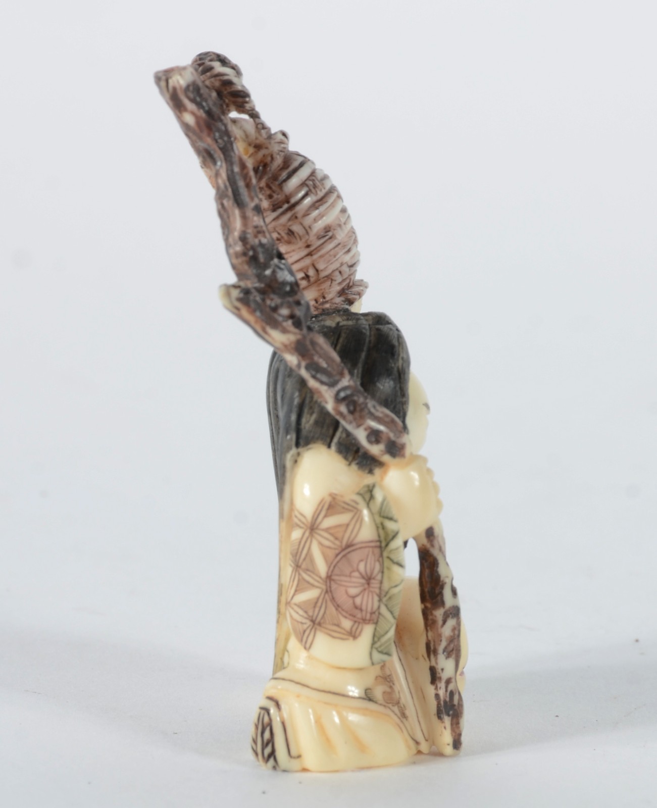 Netsuke representando figura do teatro Kabuki, rosto móvel. - foto 3 de 6