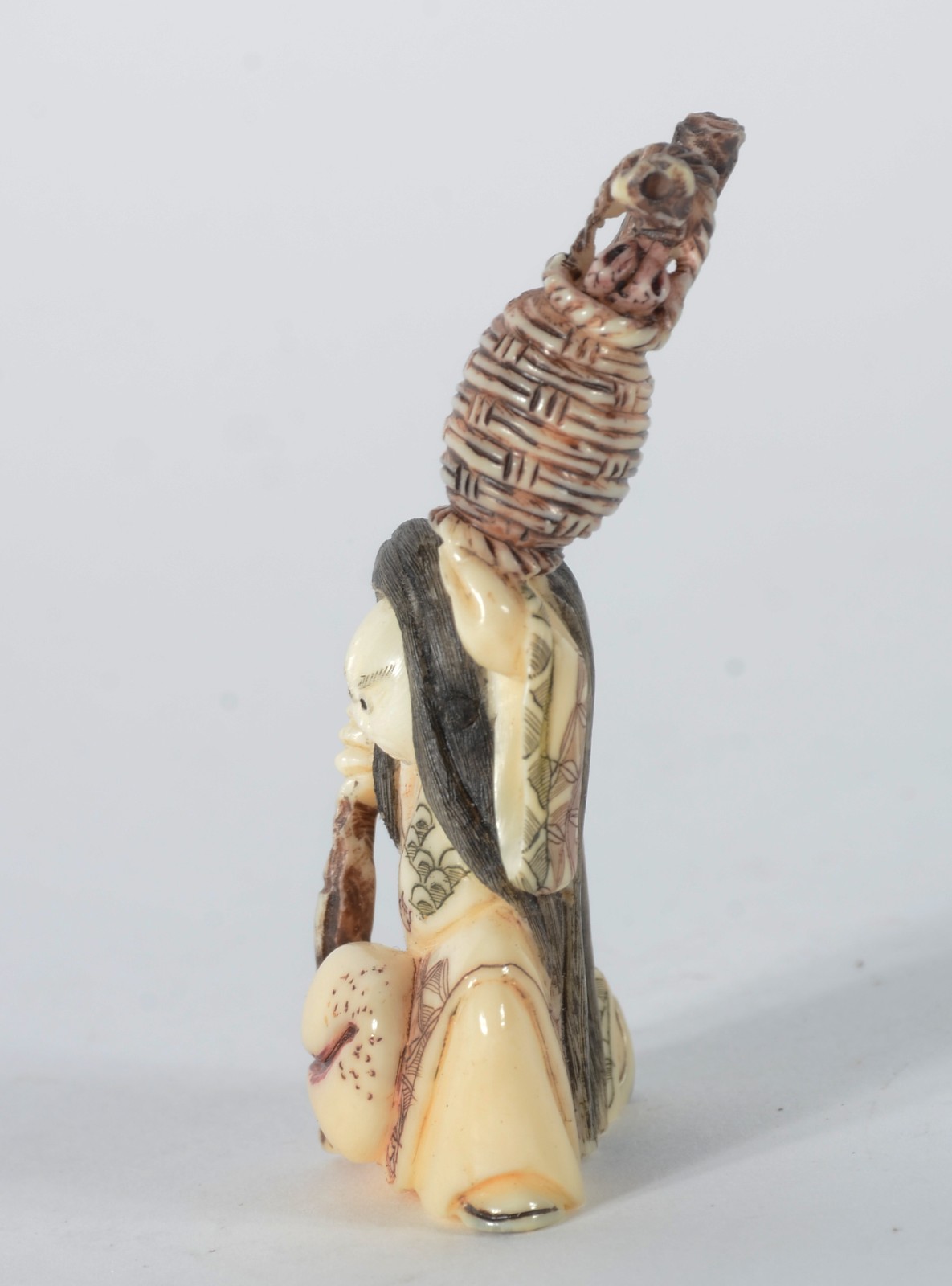 Netsuke representando figura do teatro Kabuki, rosto móvel. - foto 4 de 6